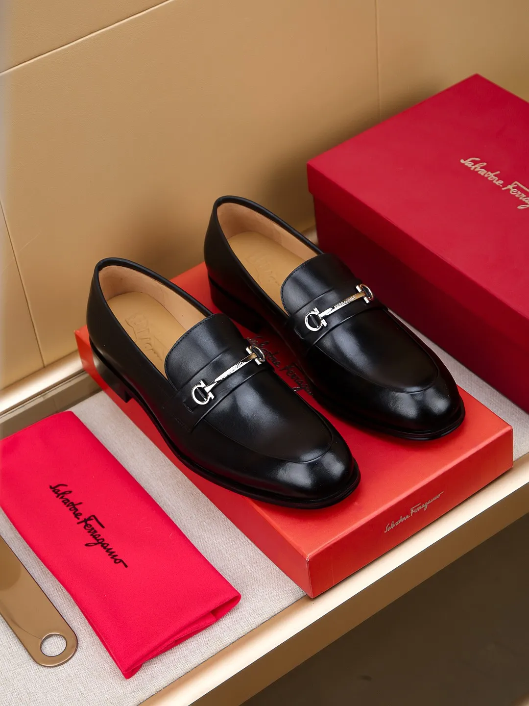 Men's shoes 💰460 🕷🕷🐂【Ferragamo】Ferragamo Popular fashionable leather shoes🇨🇳Official website counter 1:1 production, original mold opening💯Good quality can be seen, imported high-end first-layer waxed calfskin, water-dyed🐂leather lining🌿very clear texture, high-quality waterproof, non-slip and wear-resistant outsole🎋high quality and low price, truly handmade🍓colors available! Code number 39-44......(38.45.46.47 customized)